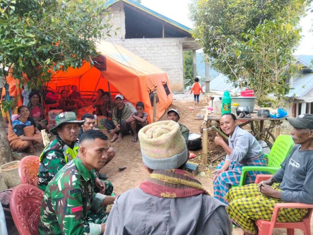 Peduli Korban Bencana, Babinsa Koramil 1612-01 Serahkan Bantuan untuk Pengungsi di Manggarai