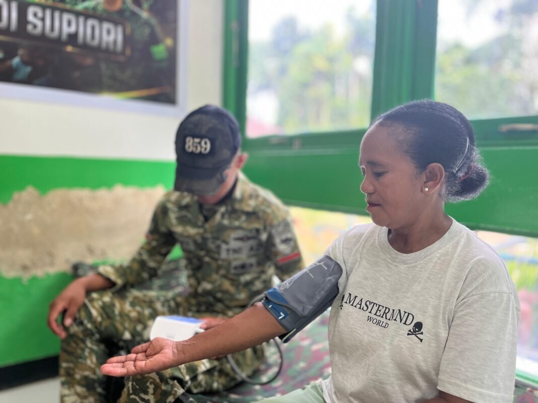 Aksi Sosial Personel Yonif TP 859/RBK: Edukasi dan Layanan Kesehatan Gratis di Pelosok Papua
