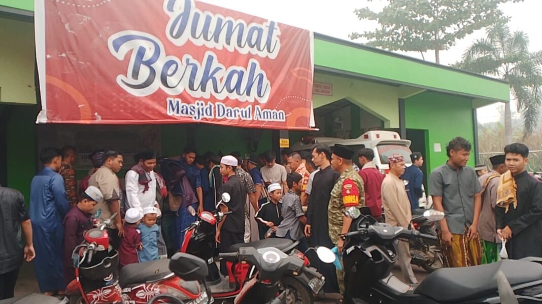 Partisipasi Babinsa dalam Program Jumat Berkah