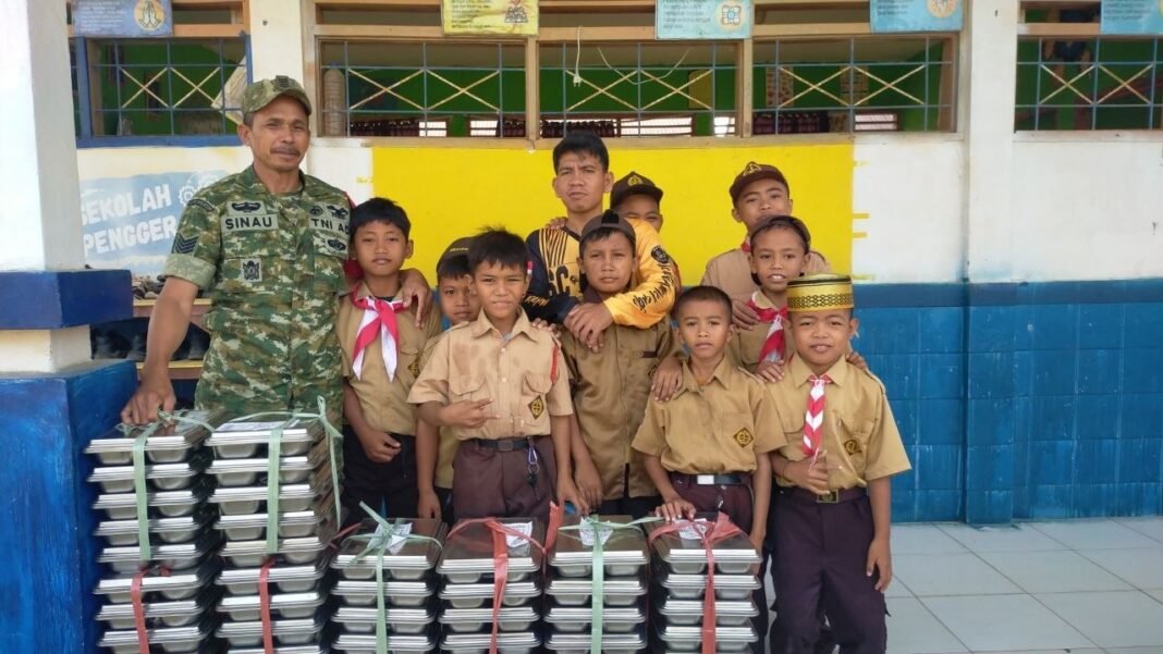 Peran Babinsa dalam Distribusi Paket Makan Bergizi di Sidrap
