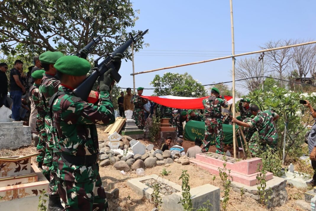 Ritual Pemakaman Militer untuk Peltu Purnawirawan Paito