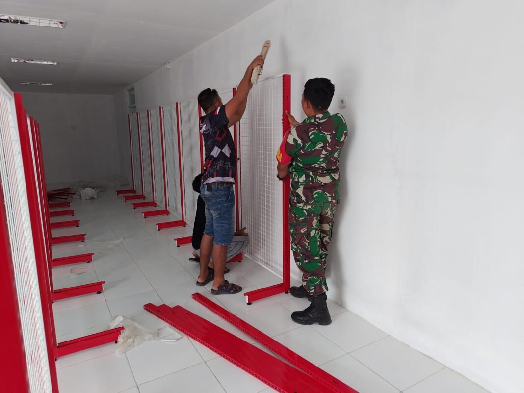 TNI Berperan Aktif dalam Tata Letak Produk UMKM Desa Sereang