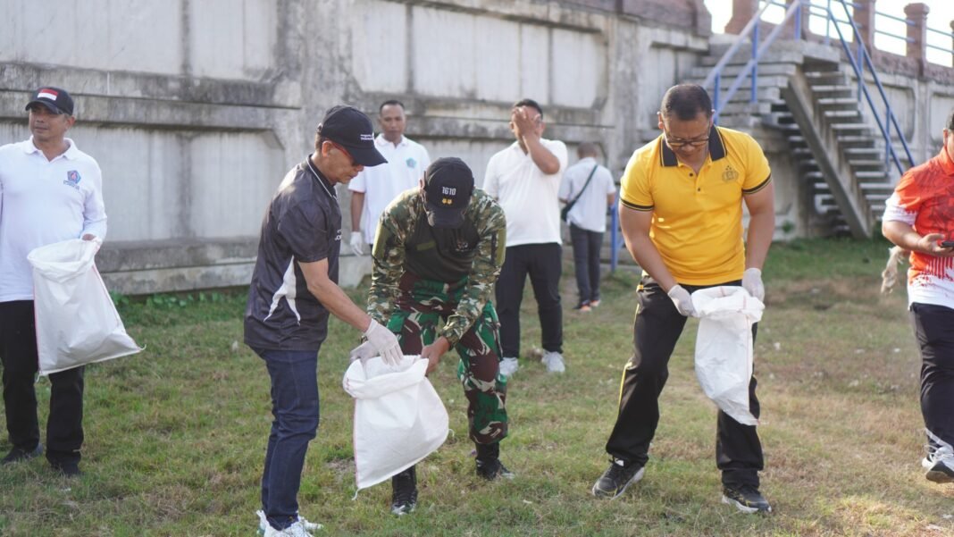 TNI dan Pemkab Klungkung Aksi Bersih di Hari Tumpek Wayang