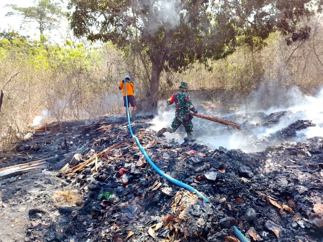 Babinsa Lembongan Sigap Dalam Menangani Kebakaran Tempat Sampah