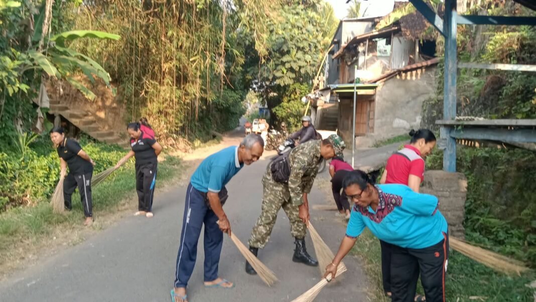 Keterlibatan TNI Dalam Aksi Bersih Sampah Dukung Lingkungan Sehat di Desa Tegak