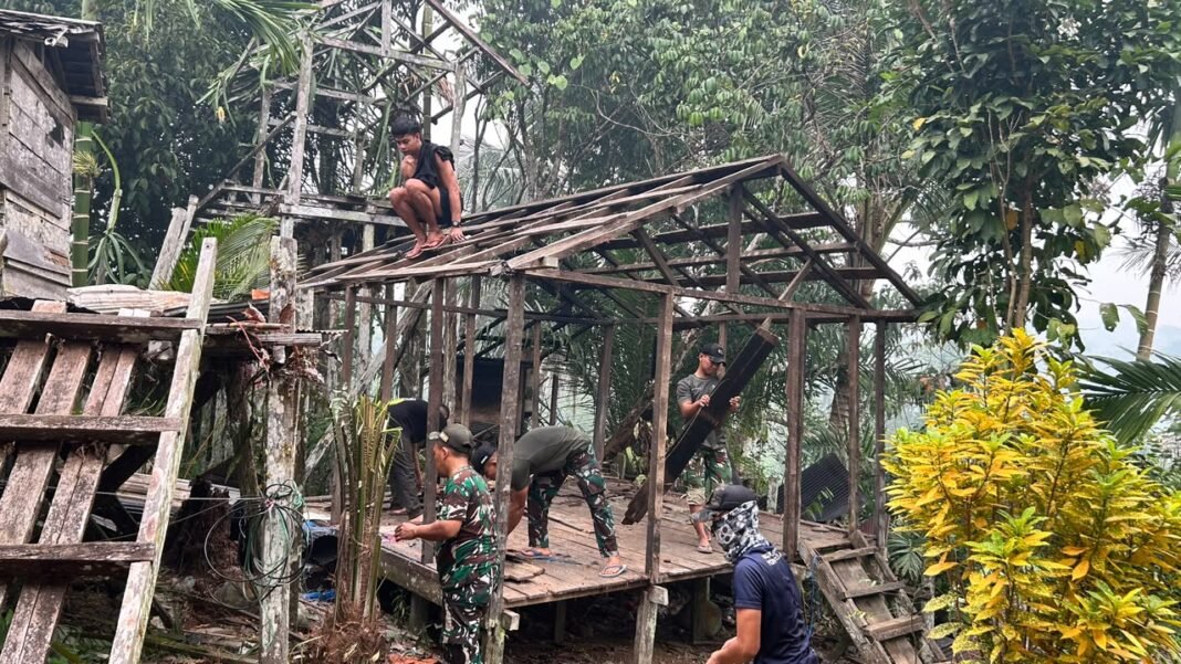 Rehabilitasi RTLH Ibu Pasui Melibatkan TNI AD dan Masyarakat Katingan