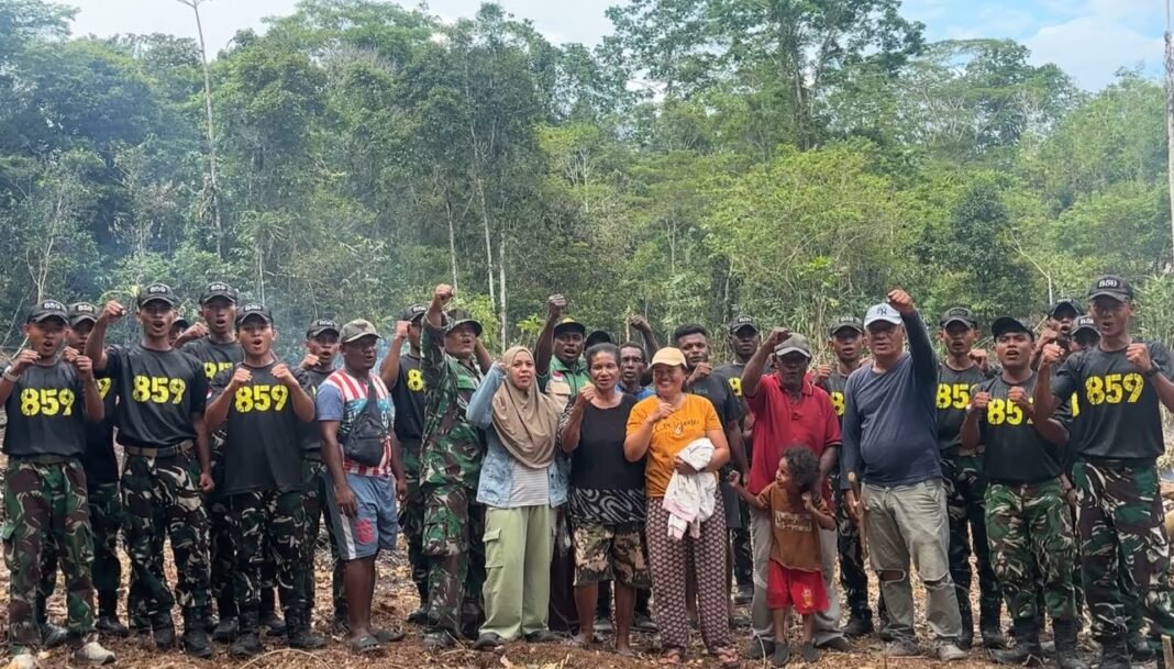 Yonif TP 859/RBK Bersama Petani, Membersihkan Lahan untuk Masa Depan Pertanian Supiori