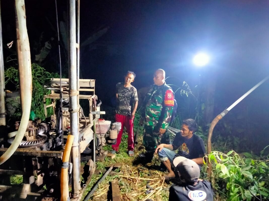 Babinsa Desa Sulahan Terlibat dalam Pemantauan Pekerjaan Pengeboran Sumur Bor