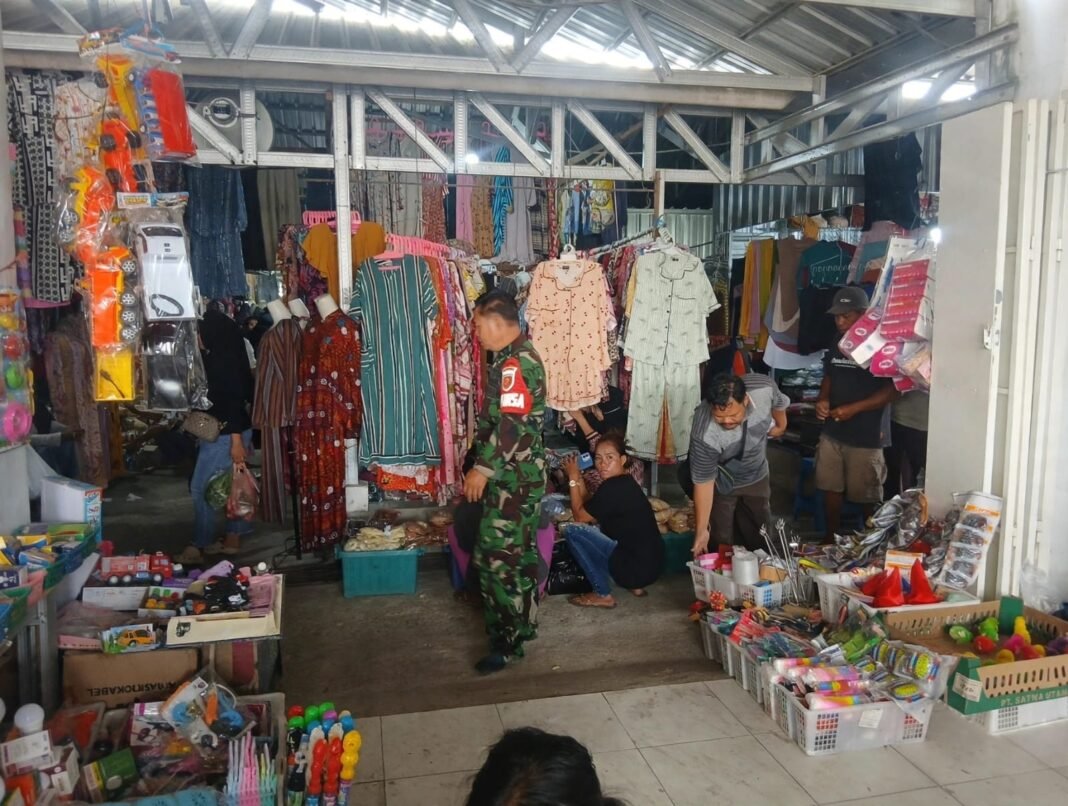 Monitoring Bahan Pokok oleh Babinsa di Sidrap