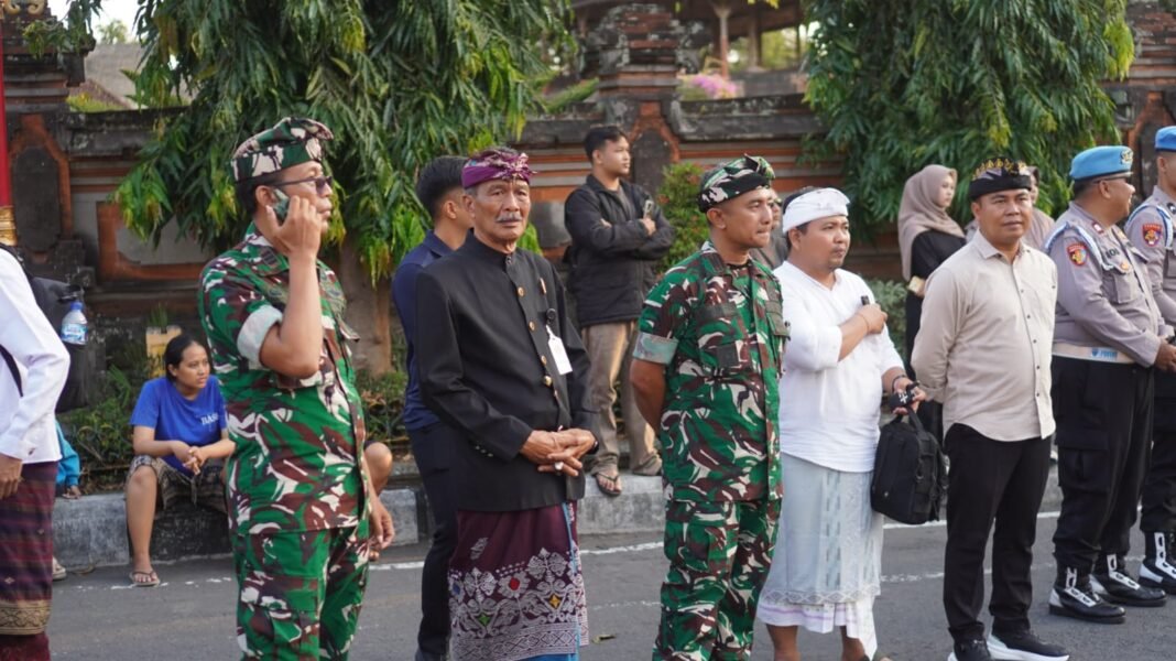 Prajurit TNI Dikerahkan untuk Amankan Budaya, Dandim Klungkung Pimpin Pengamanan Angayu Bagia