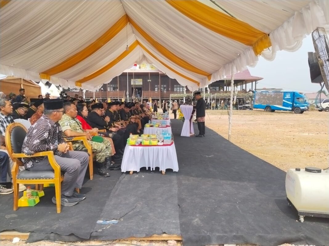 Kasipers Brigif TP 32/Mangkalihat Hadiri Erau dalam Merayakan Ulang Tahun Kutai Timur