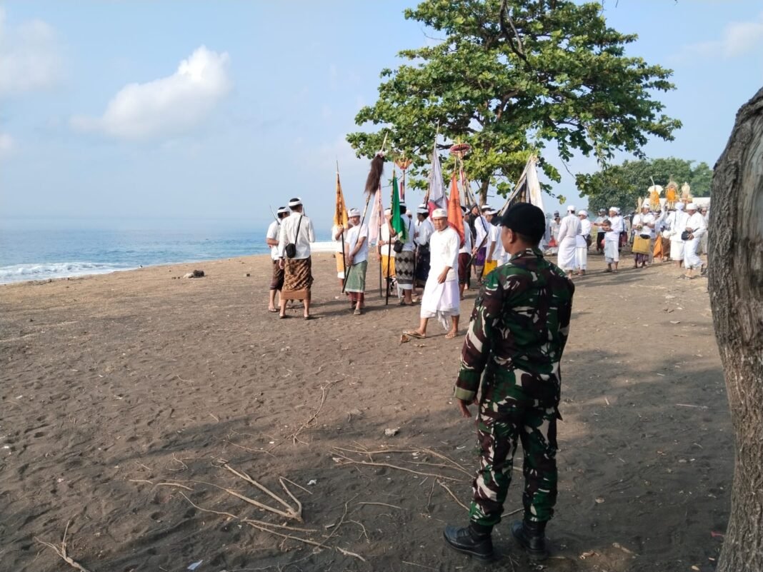 Babinsa dan TNI Hadir dalam Upacara Melasti di Klungkung