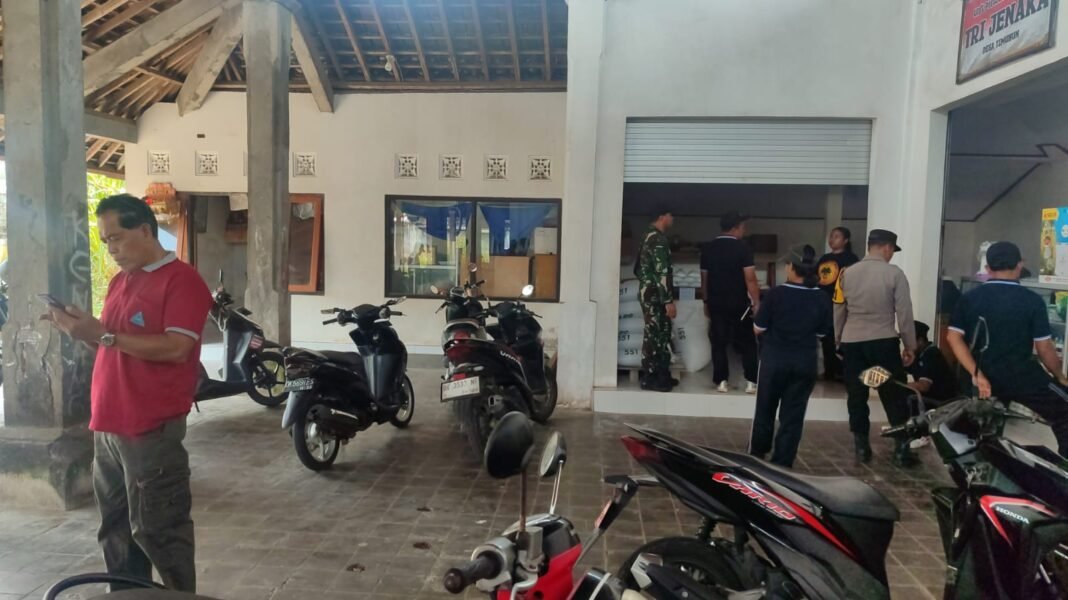 Pengawasan Kegiatan Desa Timuhun, Babinsa Pastikan Program Berjalan Transparan
