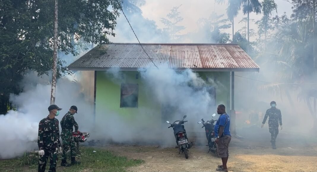 Fogging oleh Prajurit YTP 859/RBK untuk Kesehatan Masyarakat