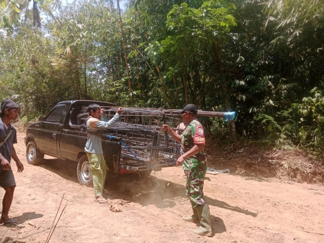 Penerimaan Material Jembatan Cakar Ayam, Babinsa Desa Peninjoan Berperan Aktif