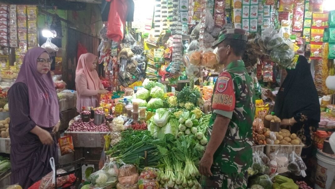 TNI Koramil Maritengngae Lakukan Pantauan di Pasar Sentral