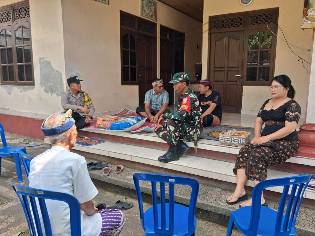 Kehangatan TNI dalam Duka, Babinsa Sulang Beri Dukungan kepada Keluarga