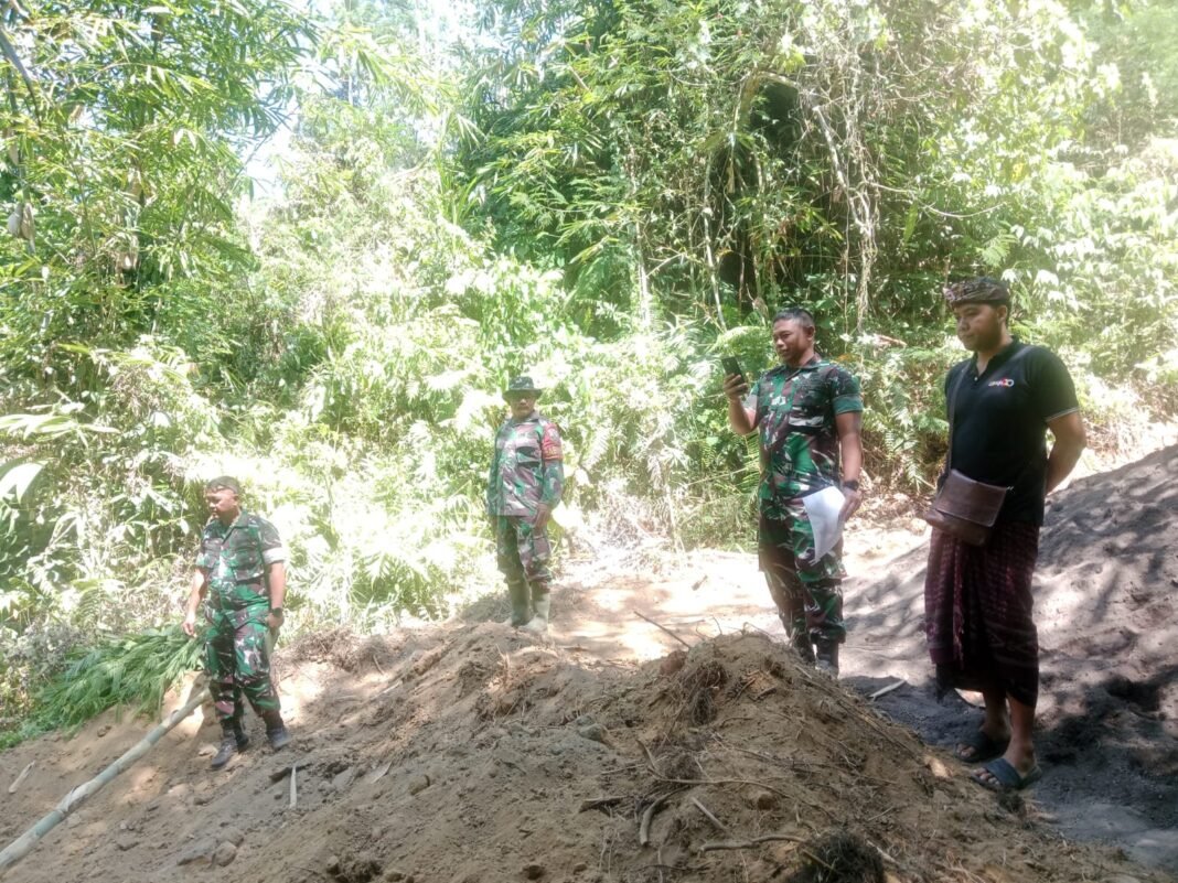 Babinsa dan Dandim Tinjau Proyek Pembangunan Jembatan di Bangli