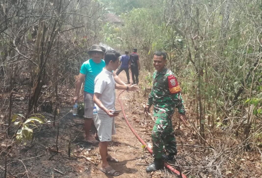 Keterlibatan Babinsa Dalam Pemadaman Kebakaran di Tabanan