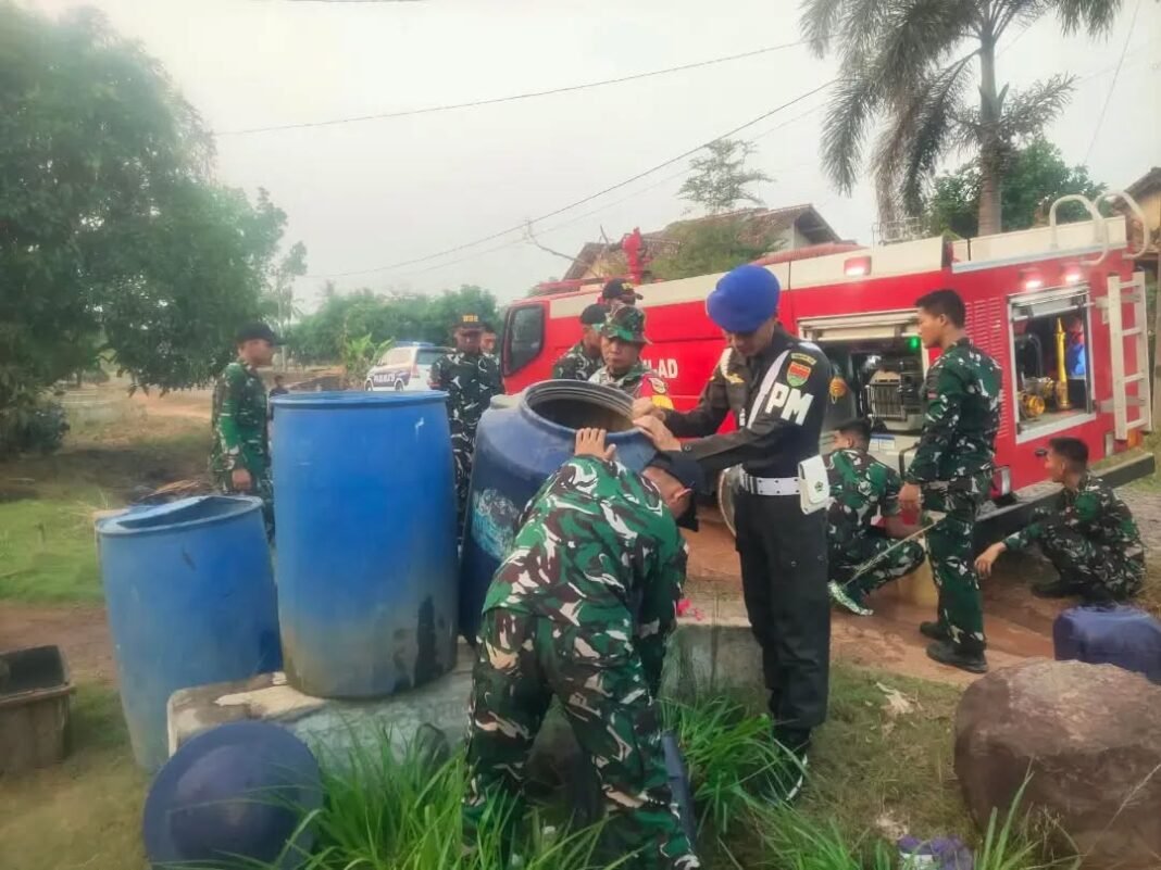 TNI Menyalurkan Air Bersih ke Kampung Ramsai di Tengah Musim Kemarau