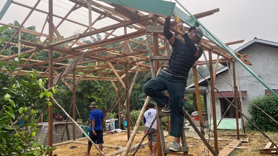 Keberhasilan Pemasangan Tiang RTLH oleh Satgas TMMD Reguler Ke-130 di Landak