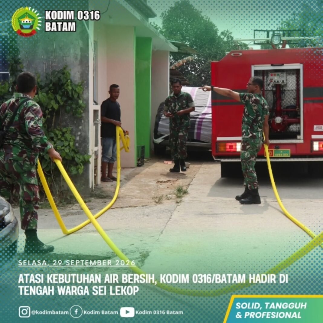 Kodim 0316/Batam Lakukan Penyaluran Air Bersih kepada Warga Sei Lekop