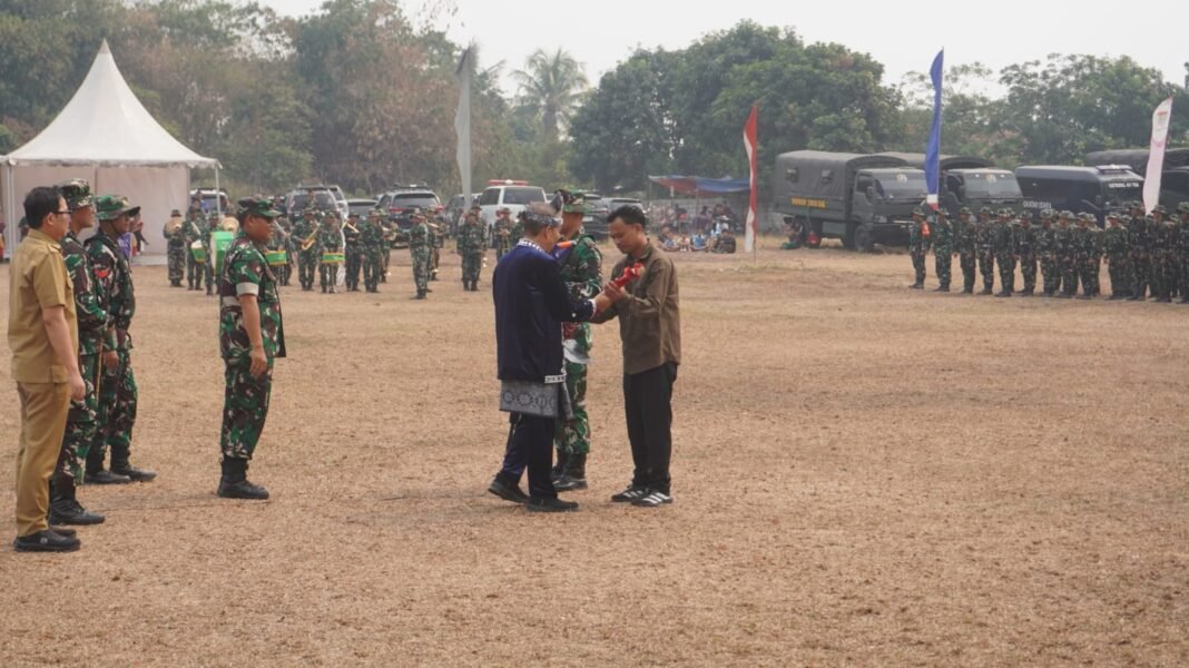 Seremoni Penyerahan Alat Kerja di Pembukaan TMMD ke-130