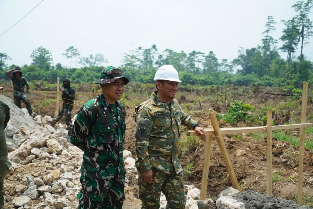 Meningkatkan Akses Jalan untuk Warga Parumpanai Melalui TMMD ke-130