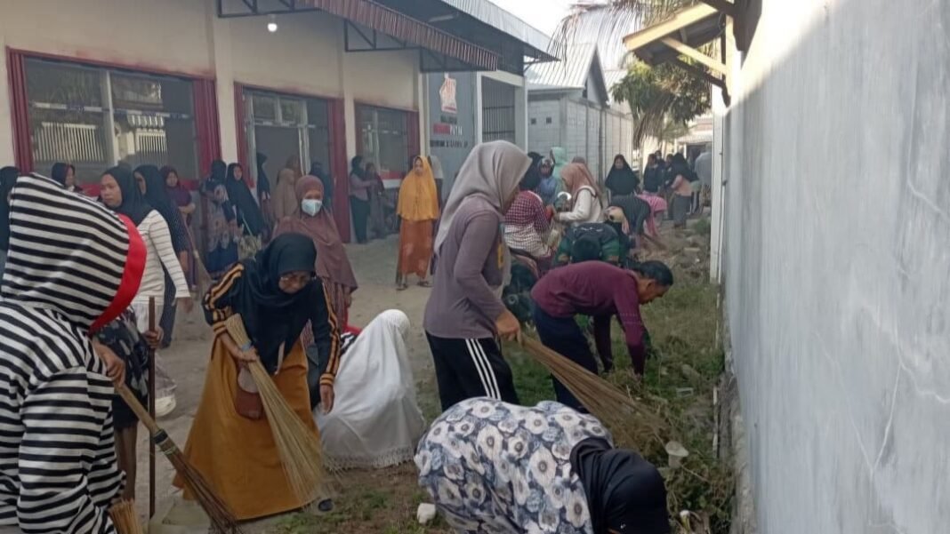 Sinergi Babinsa, Staf Kelurahan, dan Warga dalam Karya Bakti di Majjeling