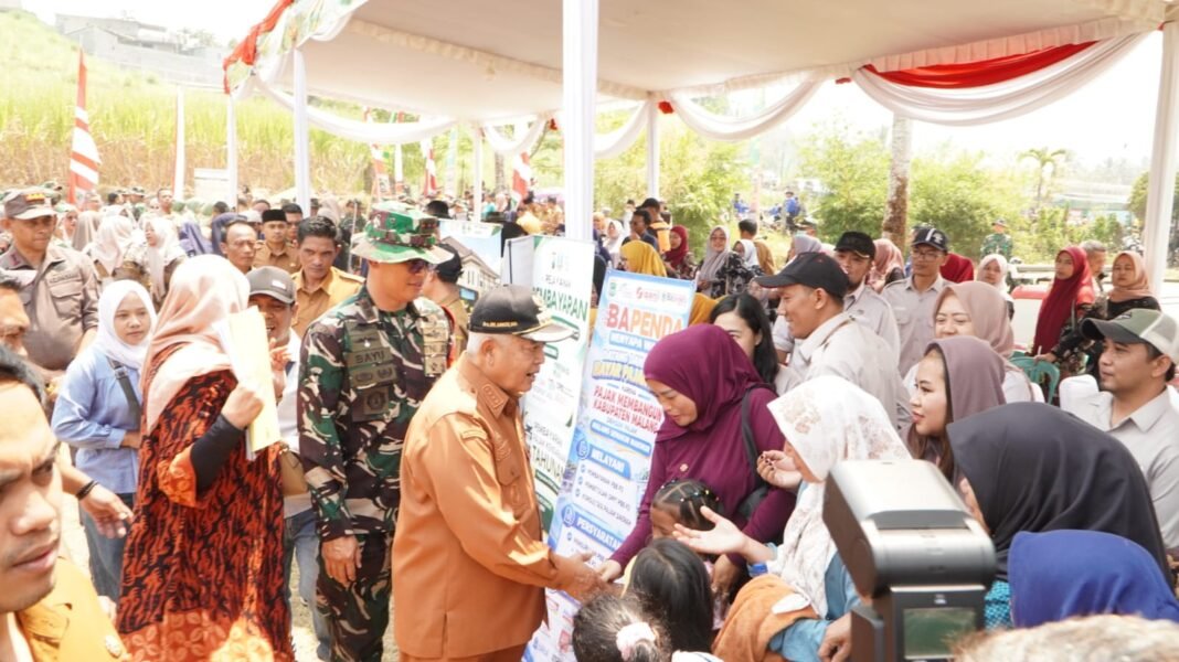 Dandim 0818 Bersama Bupati Malang Tinjau Kegiatan UMKM di TMMD ke-130