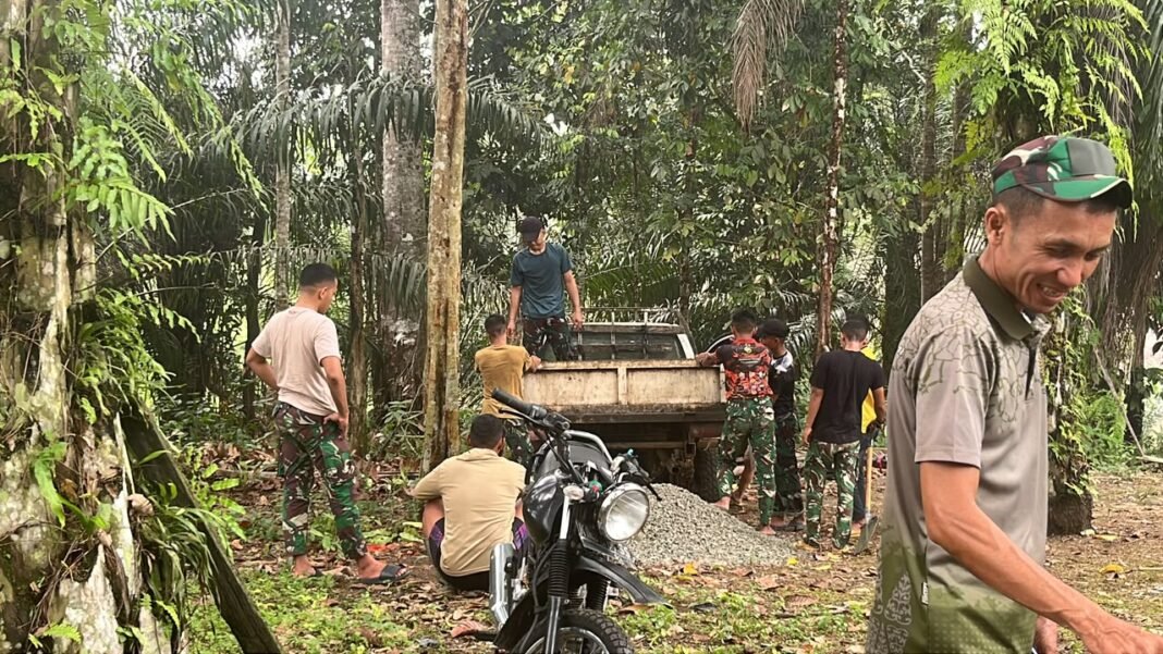 Dedikasi Satgas TMMD Ke-130 Kodim 1210/Landak dalam Mengangkut Material