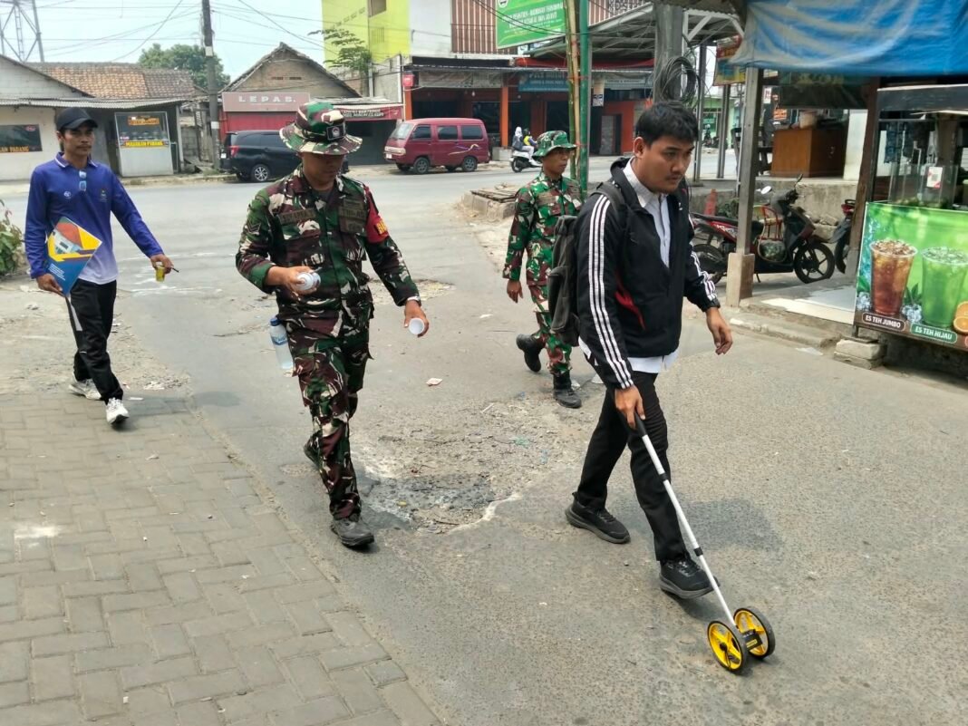 Babinsa Sumur Bandung Bersama Tim Bina Marga Siapkan Pembangunan Jalan