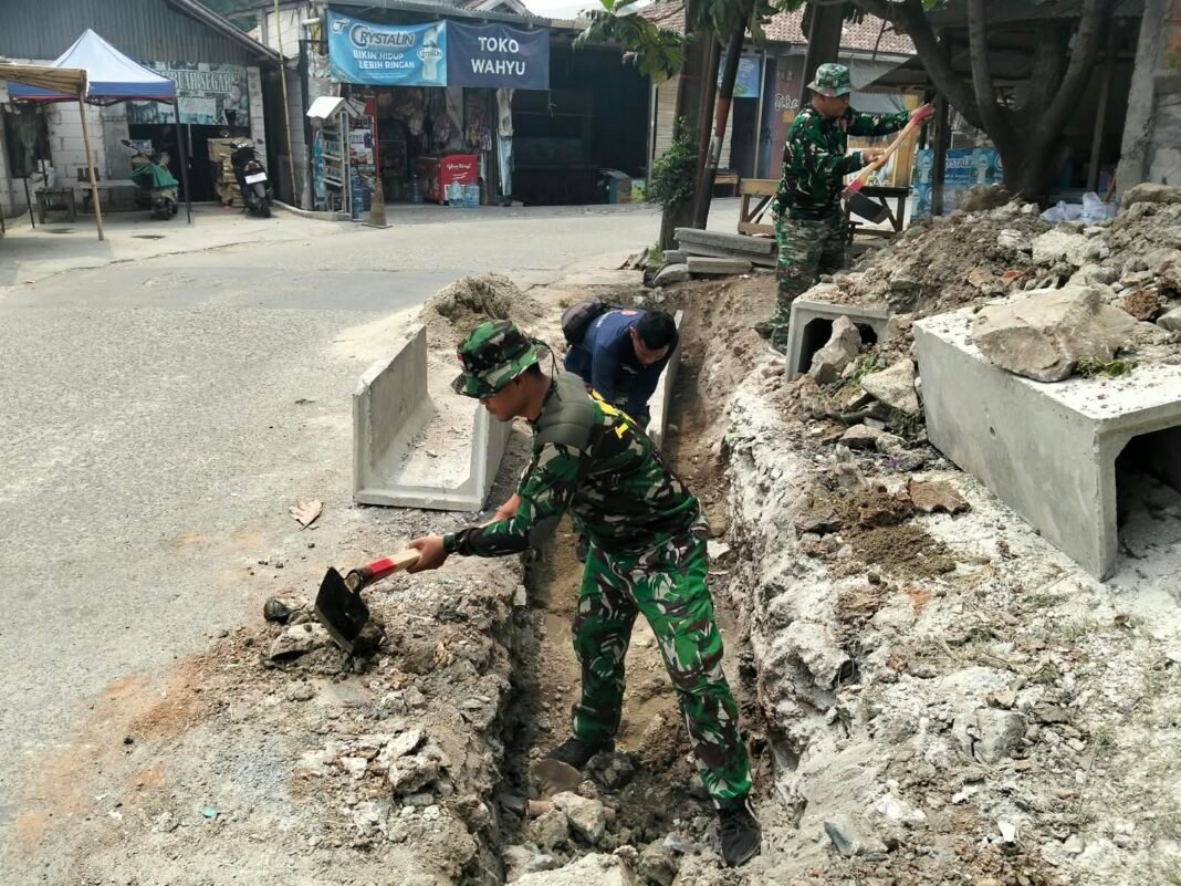 Sinergi TNI dan Masyarakat dalam Pembangunan Parit di Sumur Bandung