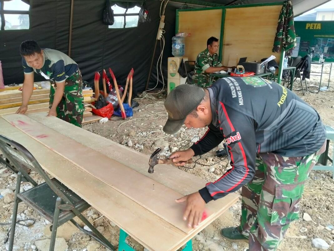 Desa Sumur Bandung Dapat Dukungan dari Satgas TMMD melalui Pemotongan Triplek