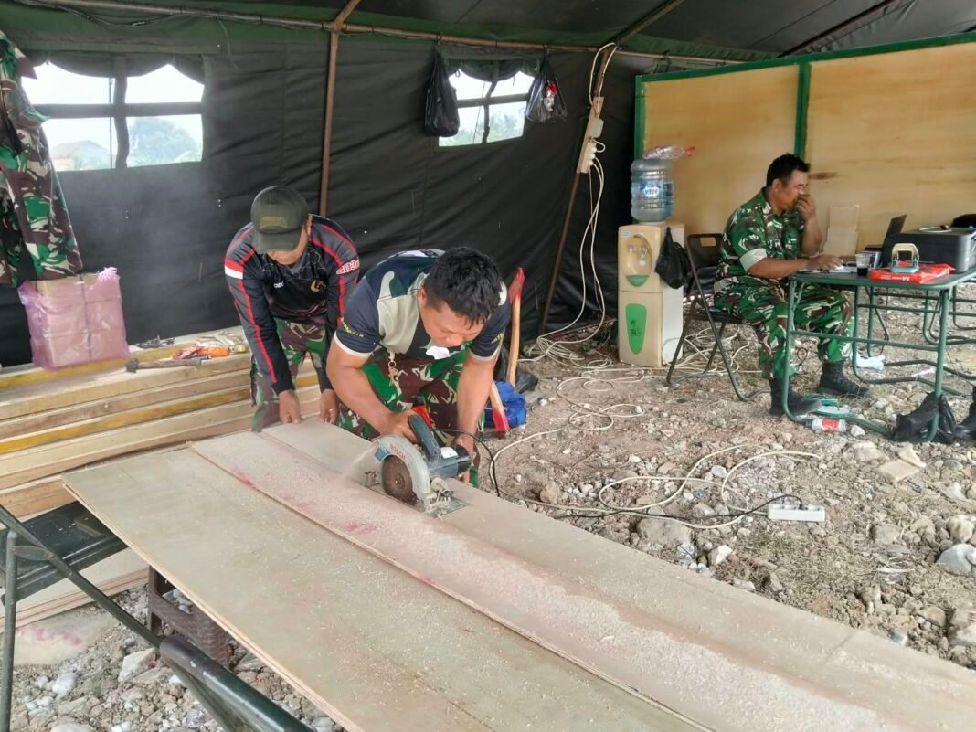 Pemotongan Triplek Oleh Satgas TMMD ke-130 Kodim 0510/Tigaraksa Sebagai Upaya Persiapan Pembangunan