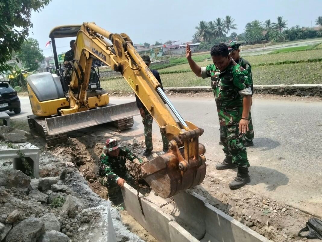 Pembangunan Infrastuktur: Pemasangan U-Ditch oleh Satgas TMMD ke-130
