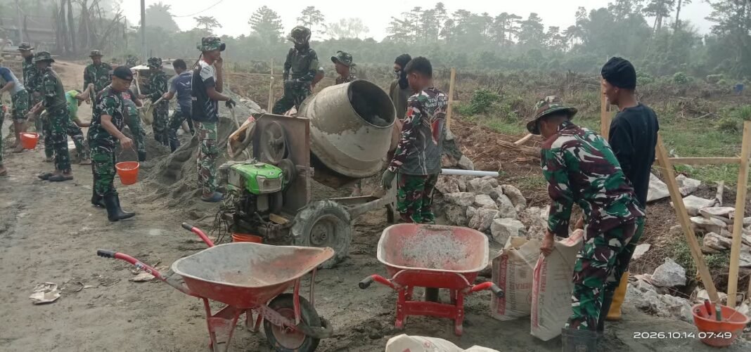 Pelaksanaan TMMD ke-130 di Parumpanai: TNI dan Warga Bekerjasama