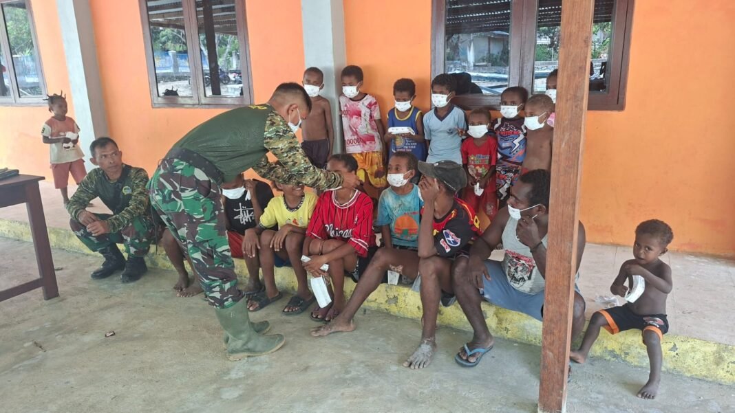 Satgas TMMD ke-130 Beri Edukasi Penggunaan Masker kepada Anak-anak di Yamboi