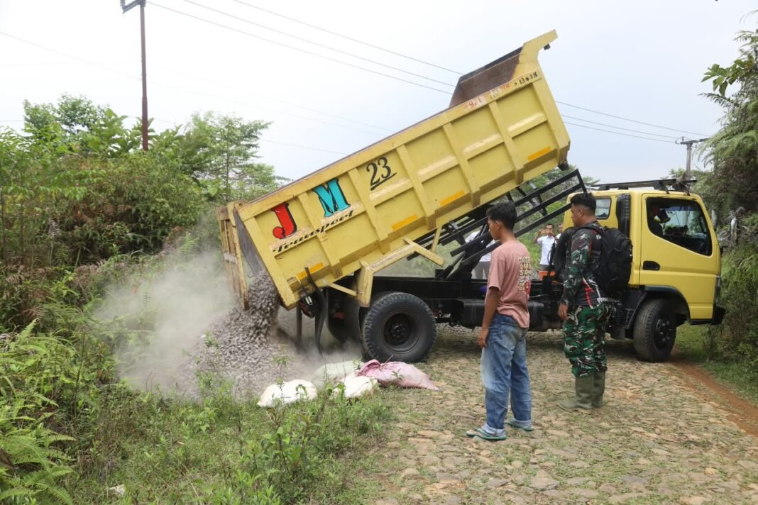 Pembangunan Jalan Menuju Situs Cibedug Dalam Proses, Material Tiba di Lokasi TMMD ke-130