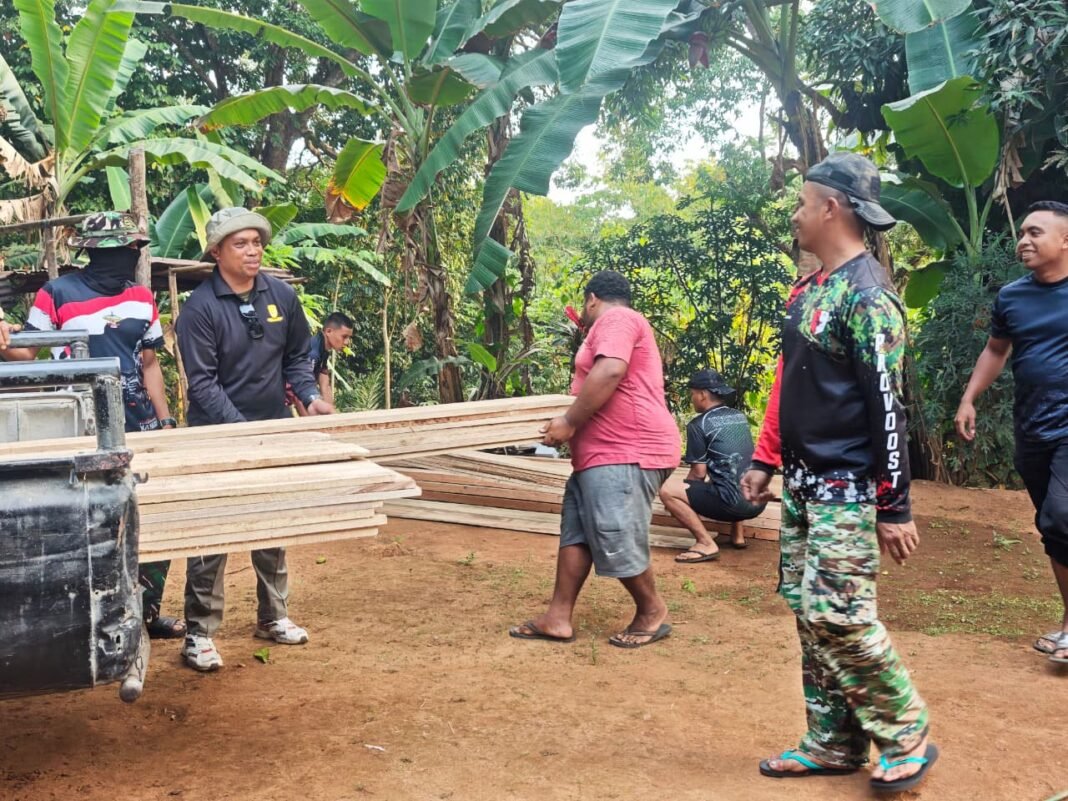 Kebersamaan Warga dan Satgas TMMD ke-130 Hadapi Medan Sulit