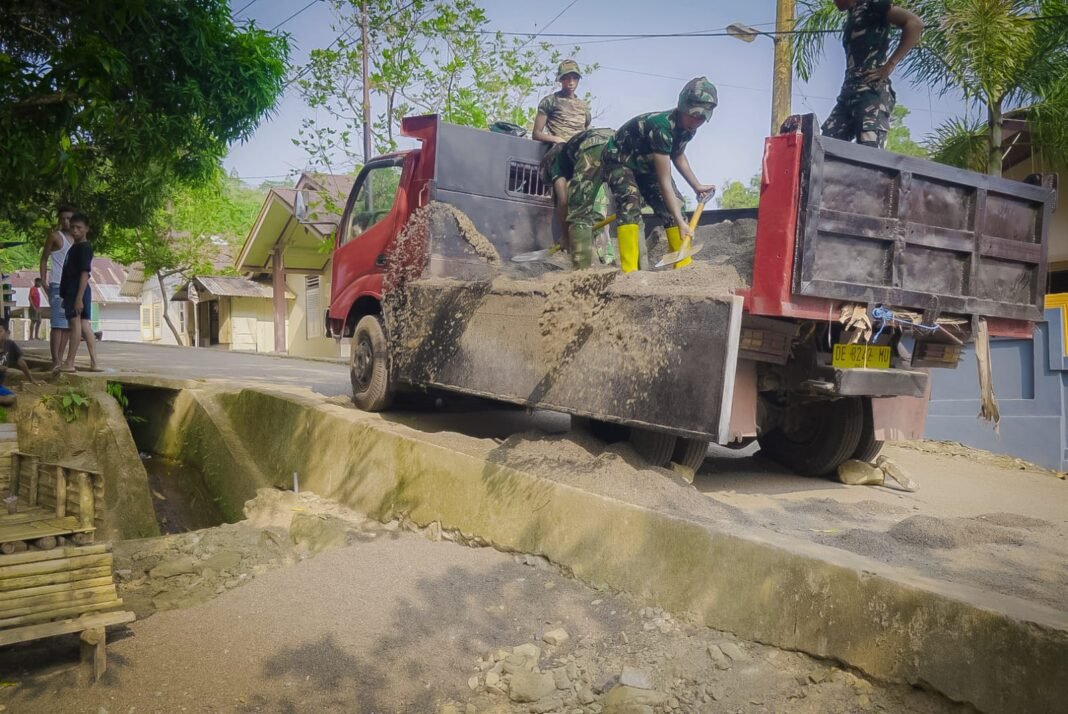 Warga Bersama TNI Angkat Material untuk TMMD ke-130 di Ambon
