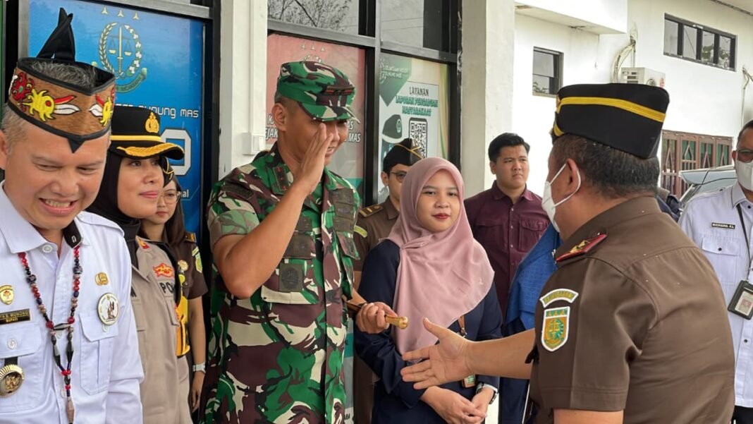 DANDIM 1018/GUNUNG MAS HADIRI KUNJUNGAN KERJA KAJATI DI NEGERI GUNUNG MAS