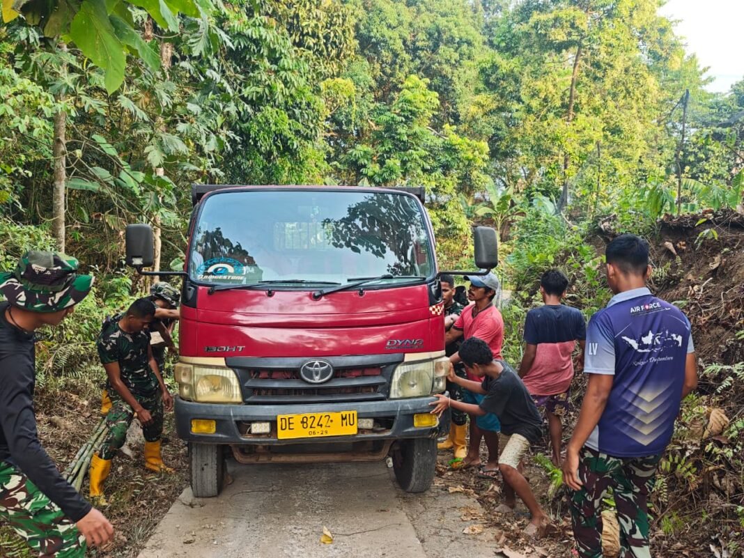 Kekuatan Bersama Warga dan TNI Atasi Tantangan Medan TMMD Ambon
