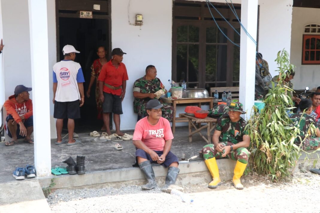 Momen Berharga Makan Siang Satgas TMMD ke-130 Bersama Masyarakat Desa Pojok