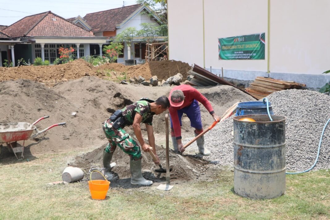 Masyarakat Berperan Aktif dalam Pembangunan MCK Umum TMMD ke-130