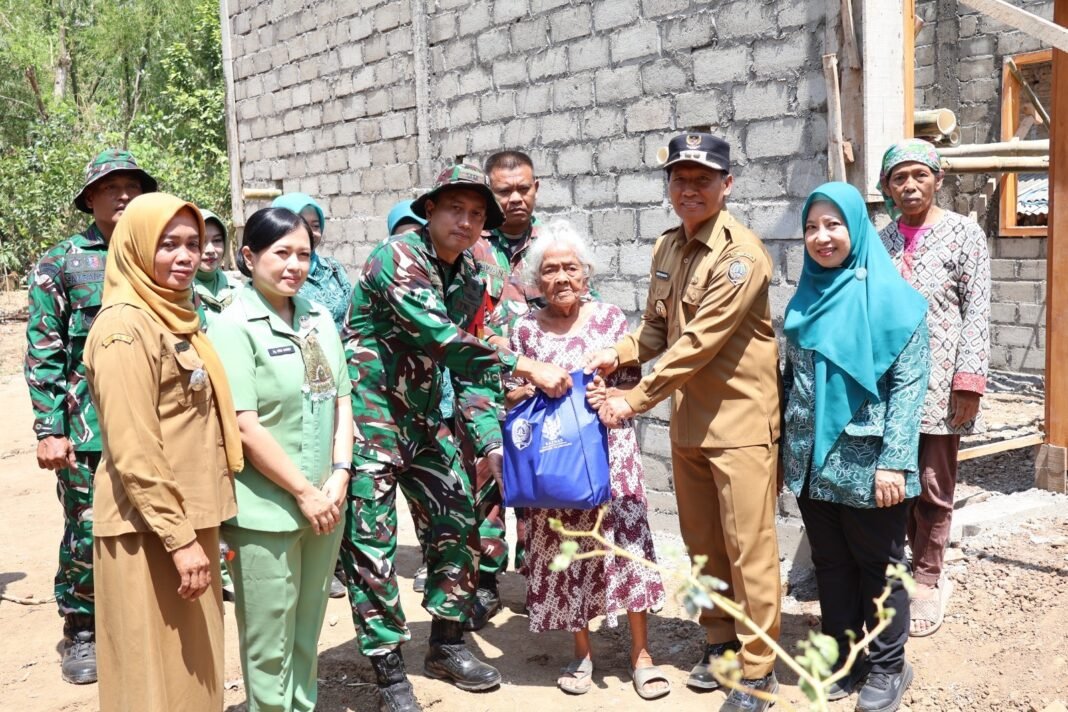 Perbaikan Rumah Mbah Waqilah yang Berusia 95 Tahun Melalui TMMD Ke-130