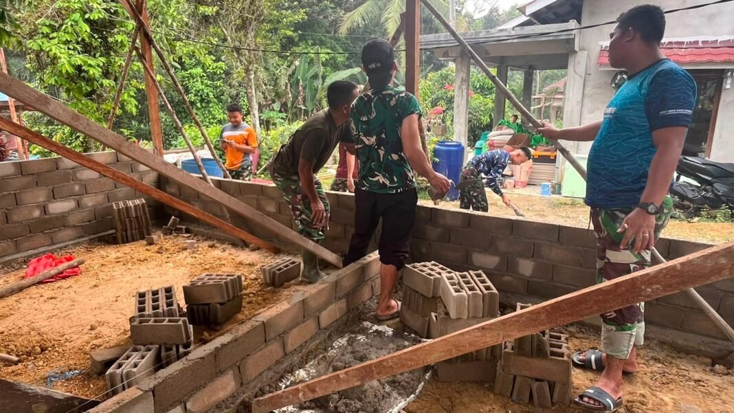 Pengerjaan Rumah Ibu Suhanim oleh Satgas TMMD Kodim 1210/Landak