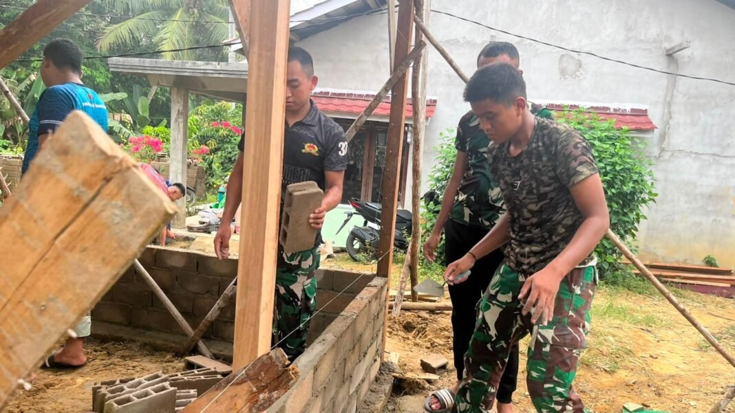 Satgas TMMD Laksanakan Pemasangan Batako Dalam Pembangunan Rumah