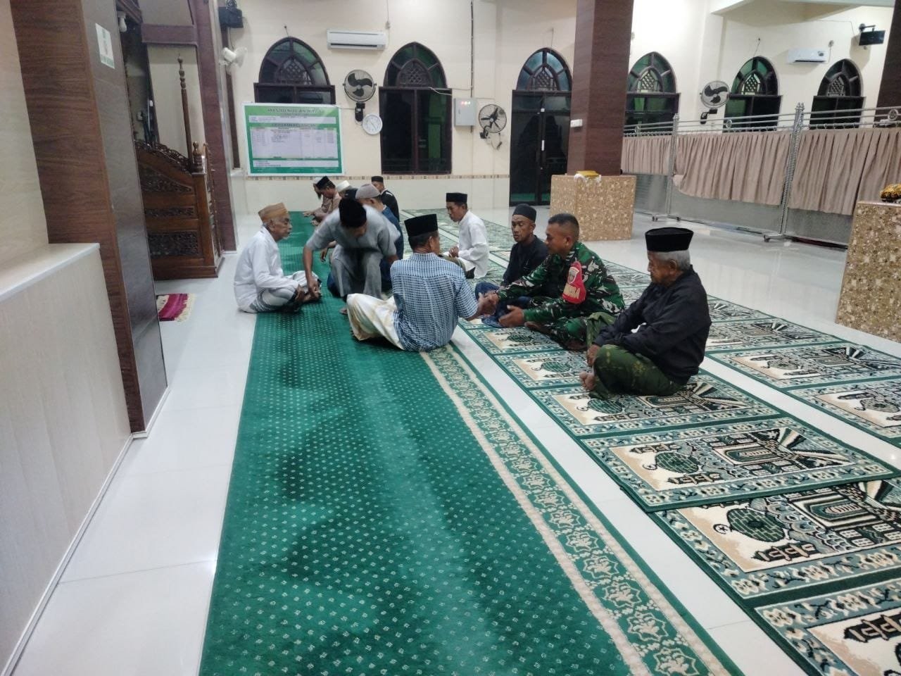 Kegiatan Sholat Subuh Babinsa Kodim 1420/Sidrap, Upaya Memperkuat Hubungan dengan Warga