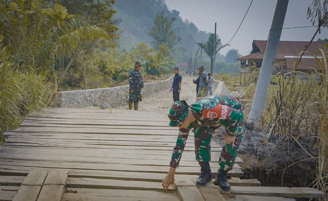 Dukungan Moril Dansatgas TMMD ke-130 kepada Prajurit di Lapangan